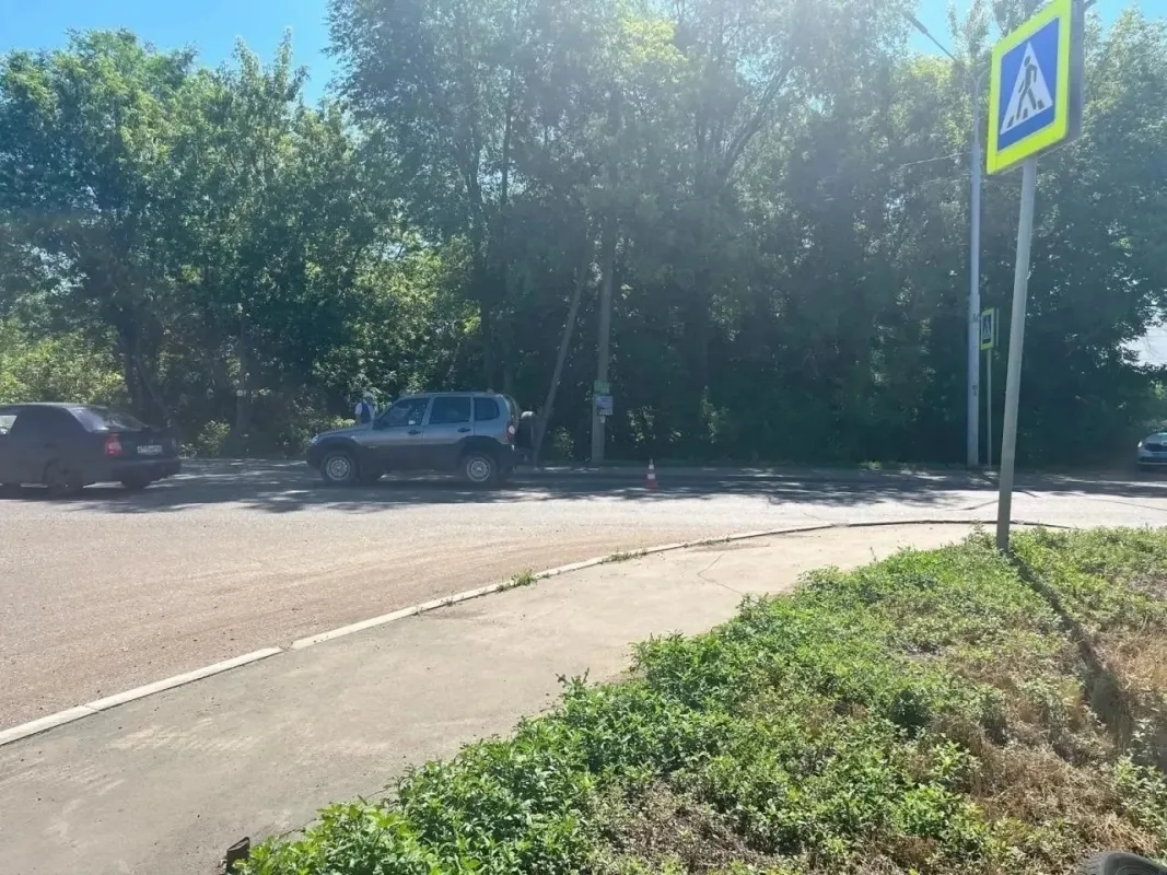 В ОРЕНБУРГЕ НА «ЗЕБРЕ» АВТОМОБИЛЬ CHEVROLET NIVA ПОД УПРАВЛЕНИЕМ 75-ЛЕТНЕГО ПЕНСИОНЕРА СБИЛ ШКОЛЬНИЦ