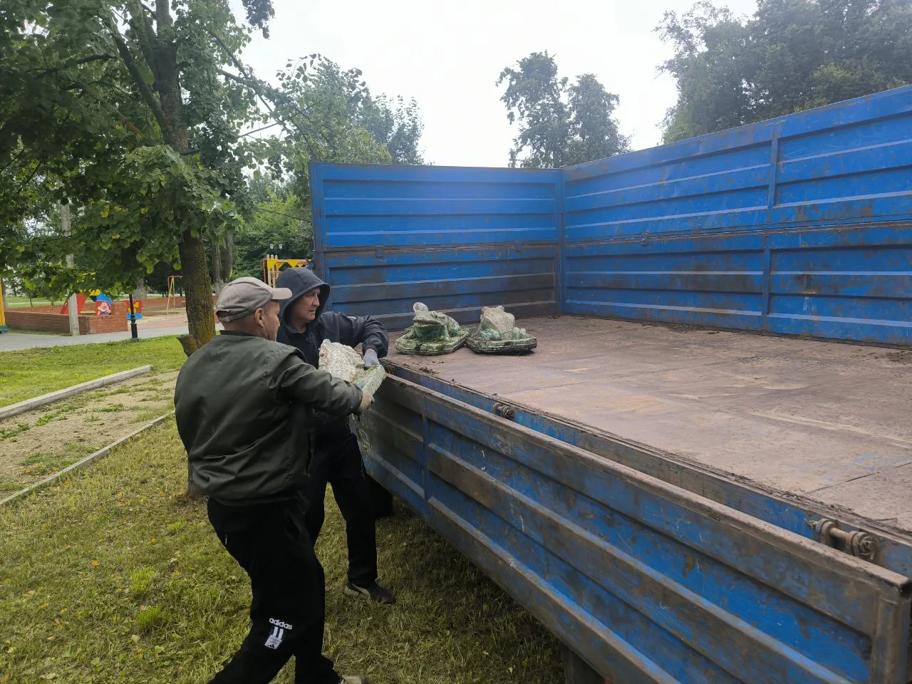 Ещё пять фигурок из нашего парка отправились на реставрацию