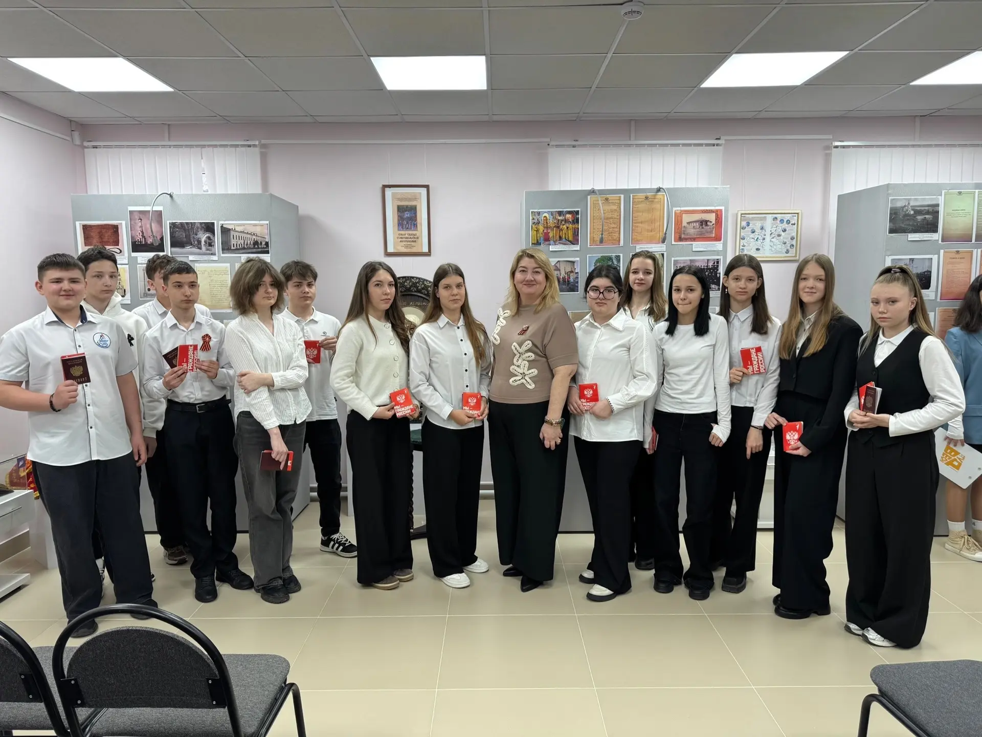В преддверии Дня космонавтики прошла акция «Мы — граждане России»!   14-летние ребята получили свой 
