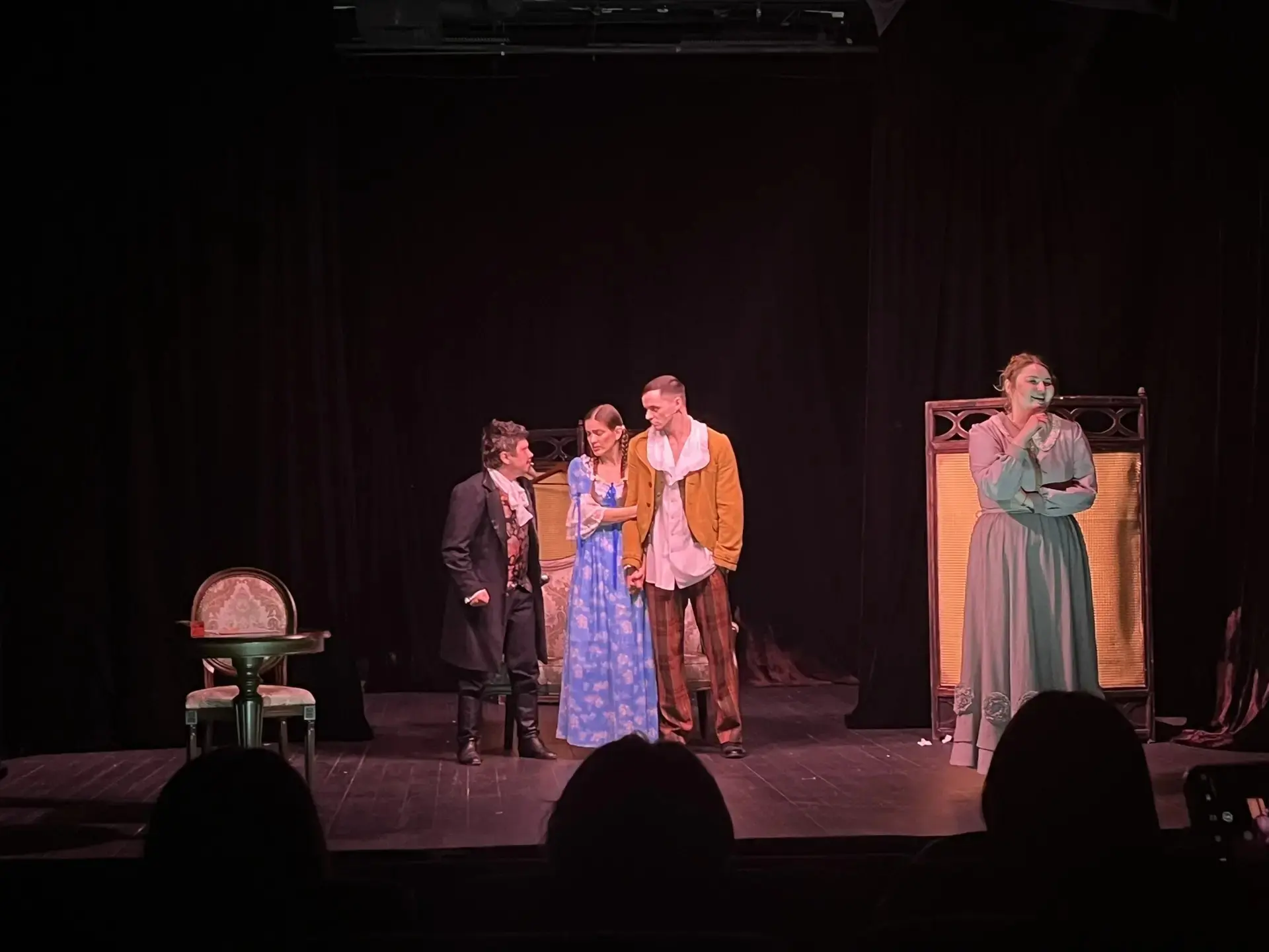 Культурный выход: 123 школа в ТЮЗе! 🎭  Советник директора по воспитанию Карасева Д.Н. вместе с юными