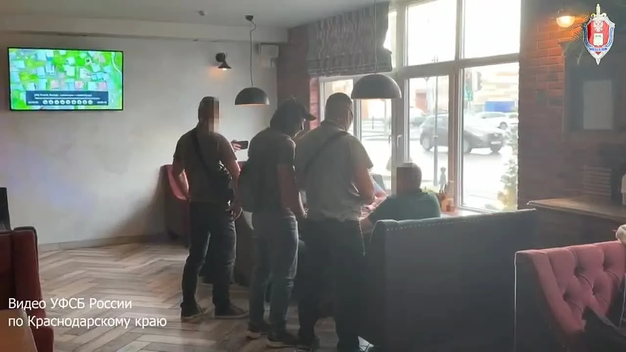 Что может быть ниже, чем воровать еду у школьников?