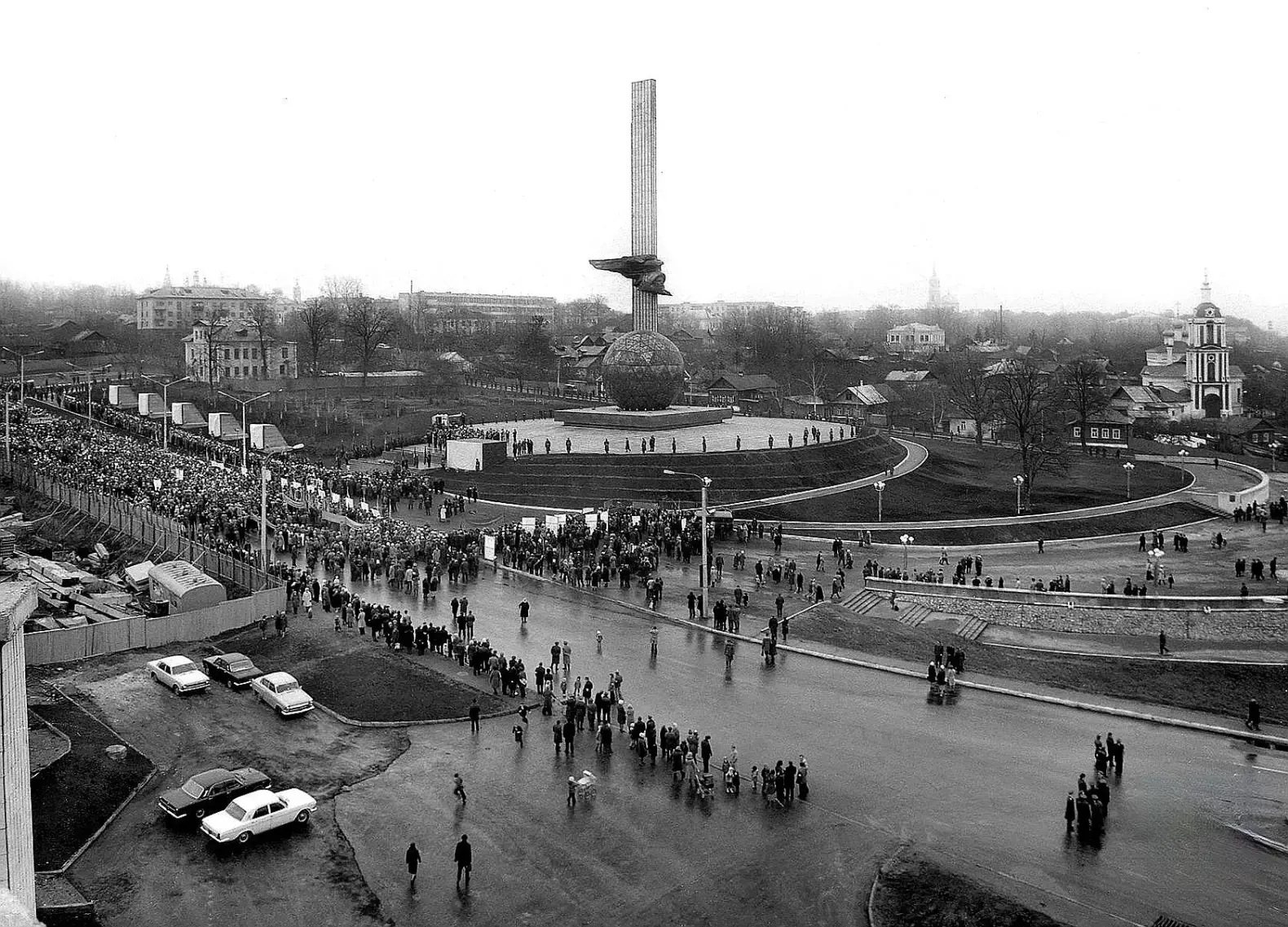 ◾ День открытия "шарика" в Калуге. Величественно!

29 октября 1977г., фото С. Аникина, "Ретро Калуга