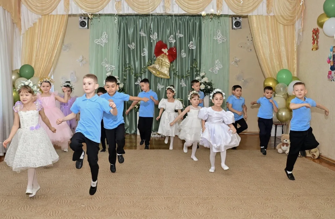 Дорогие наши выпускники! Пусть каждый ваш школьный день будет радостным. Не бойтесь оши...