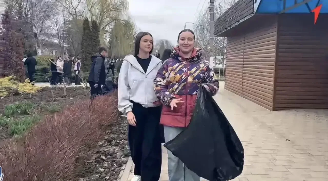📢 Субботник в СОШ №1 прошел на «отлично»!  В пятницу дружно вышли на уборку: ученики, учителя, техпе