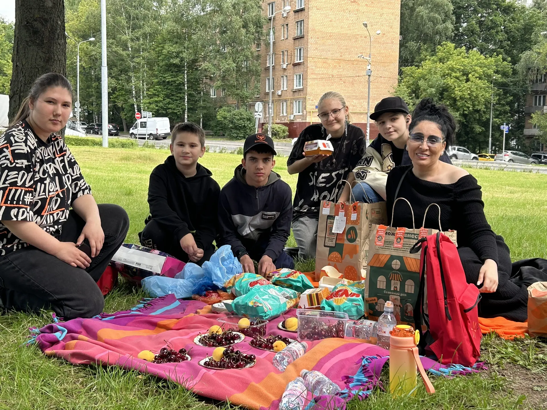 Ну что может быть лучше, чем выходные на пикнике с друзьями? ☀️

Расстелить плед на мягкой траве, ра