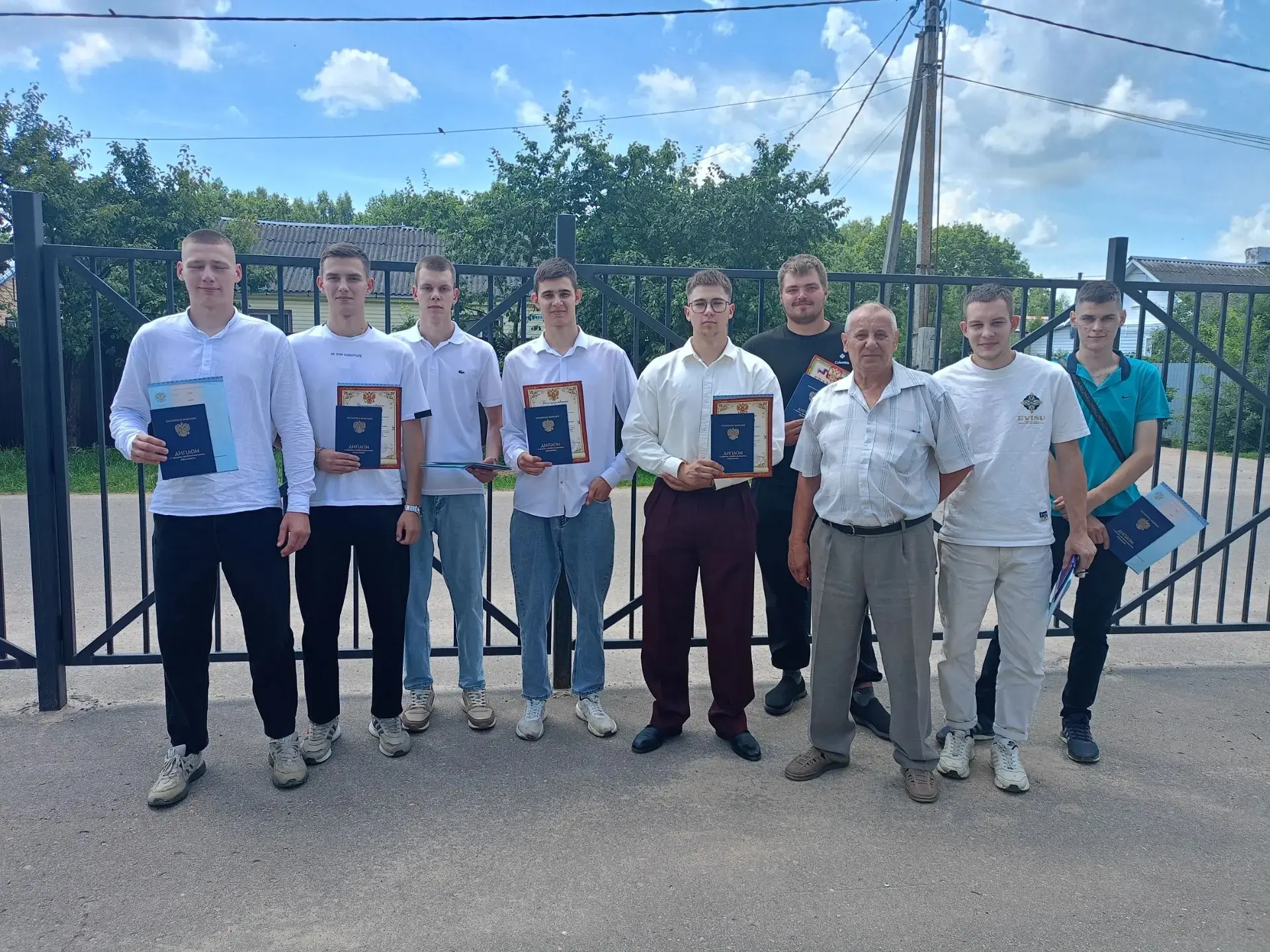🎉 Торжественное вручение дипломов в Козловском многопрофильном аграрном колледже! 🎉

1 июля в Козл