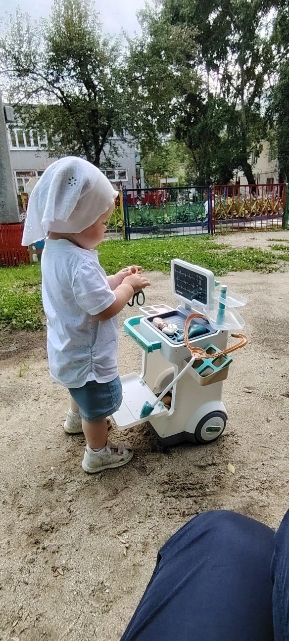 В ясельной группе сегодня час пик! 🚨
У нас тут :
🧑 Девочка-доктор (срочный вызов).
🔧 Девочка-авто