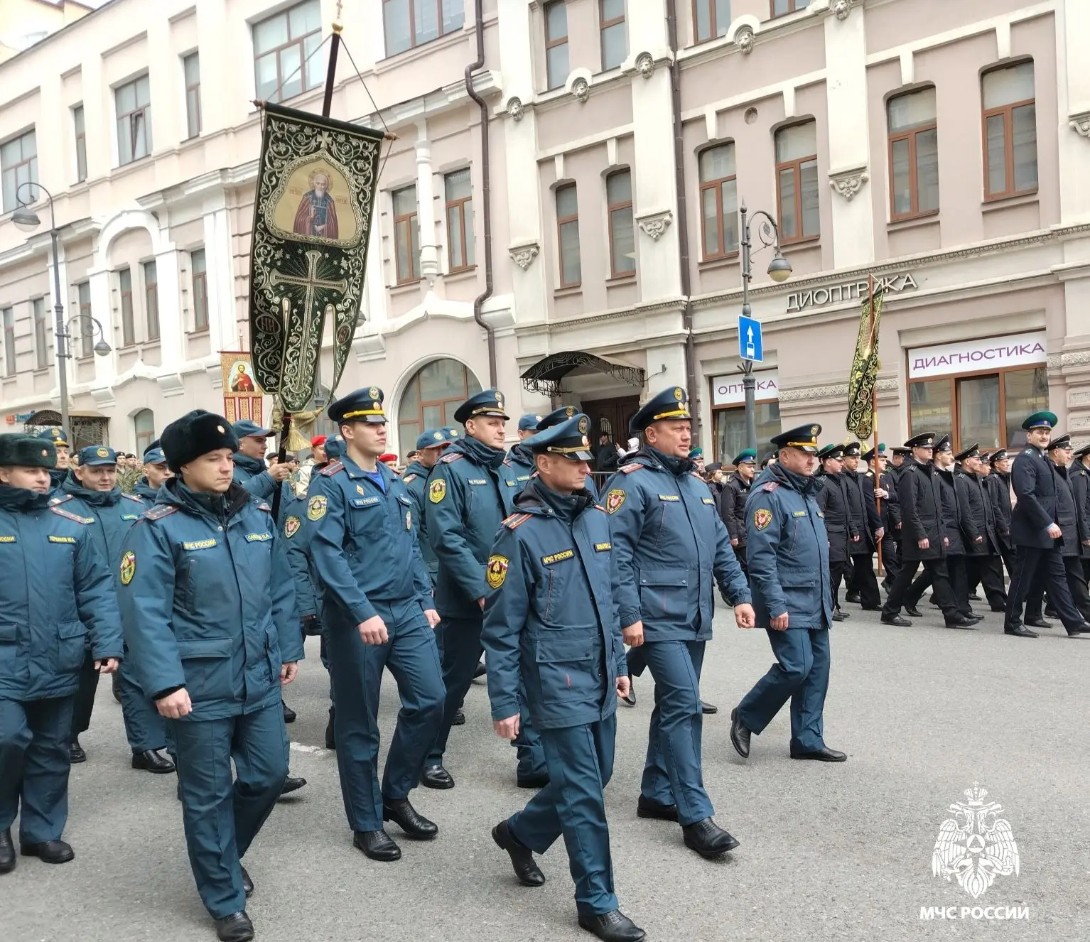 Сотрудники МЧС России в едином строю на Пасхальном крестном ходе во Владивостоке  Личный состав Глав