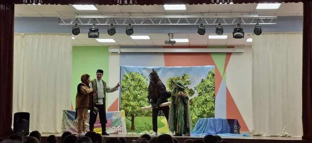 🌸 В нашем весеннем пришкольном лагере прошел удивительный спектакль «Шурале»! 🎭 📍На сцене были разве