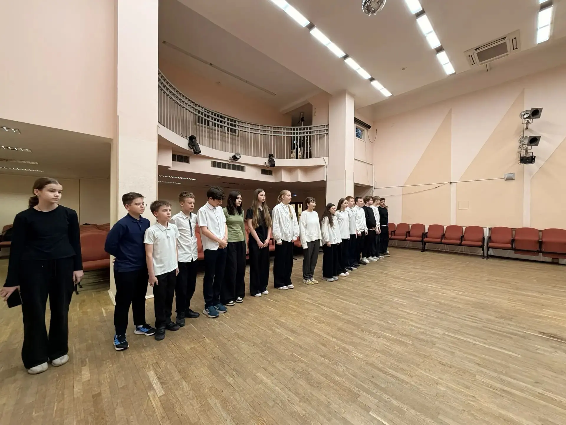 Доброе снежное утро, страна! ❄️  Сегодня, 27 апреля, понедельник, и новая неделя в нашей школе тради