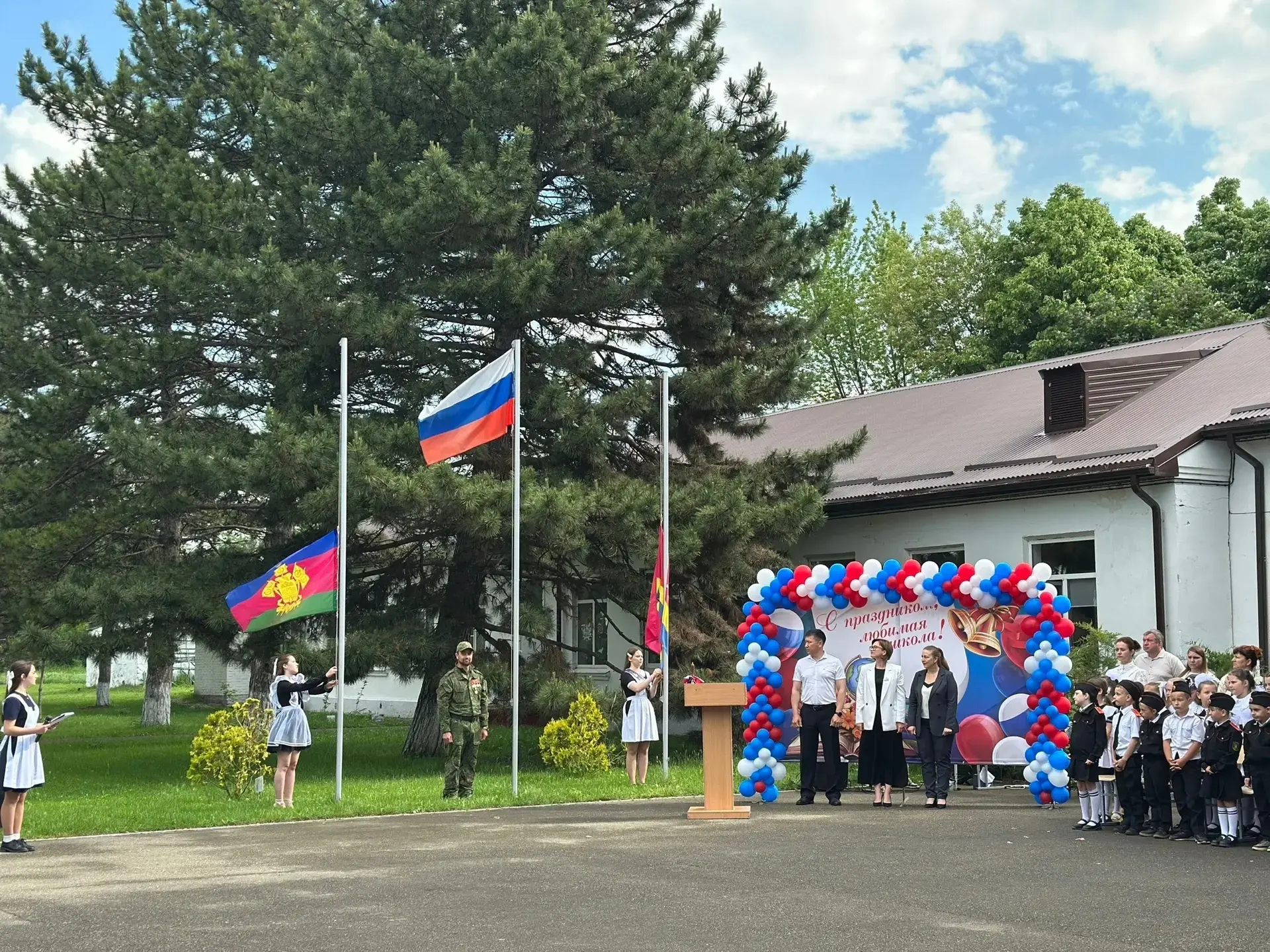 Последний звонок — трогательное начало большого пути! 🔔✨  В нашей школе прозвучал последний звонок —