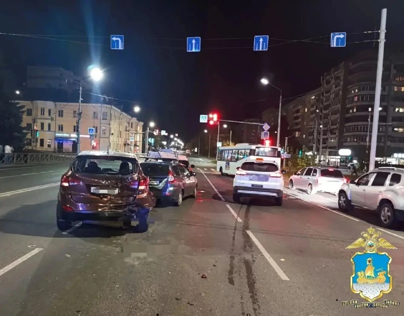 В массовом ДТП на улице Ивана Сусанина пострадал ребенок. Авария произошла около 20:30 ...