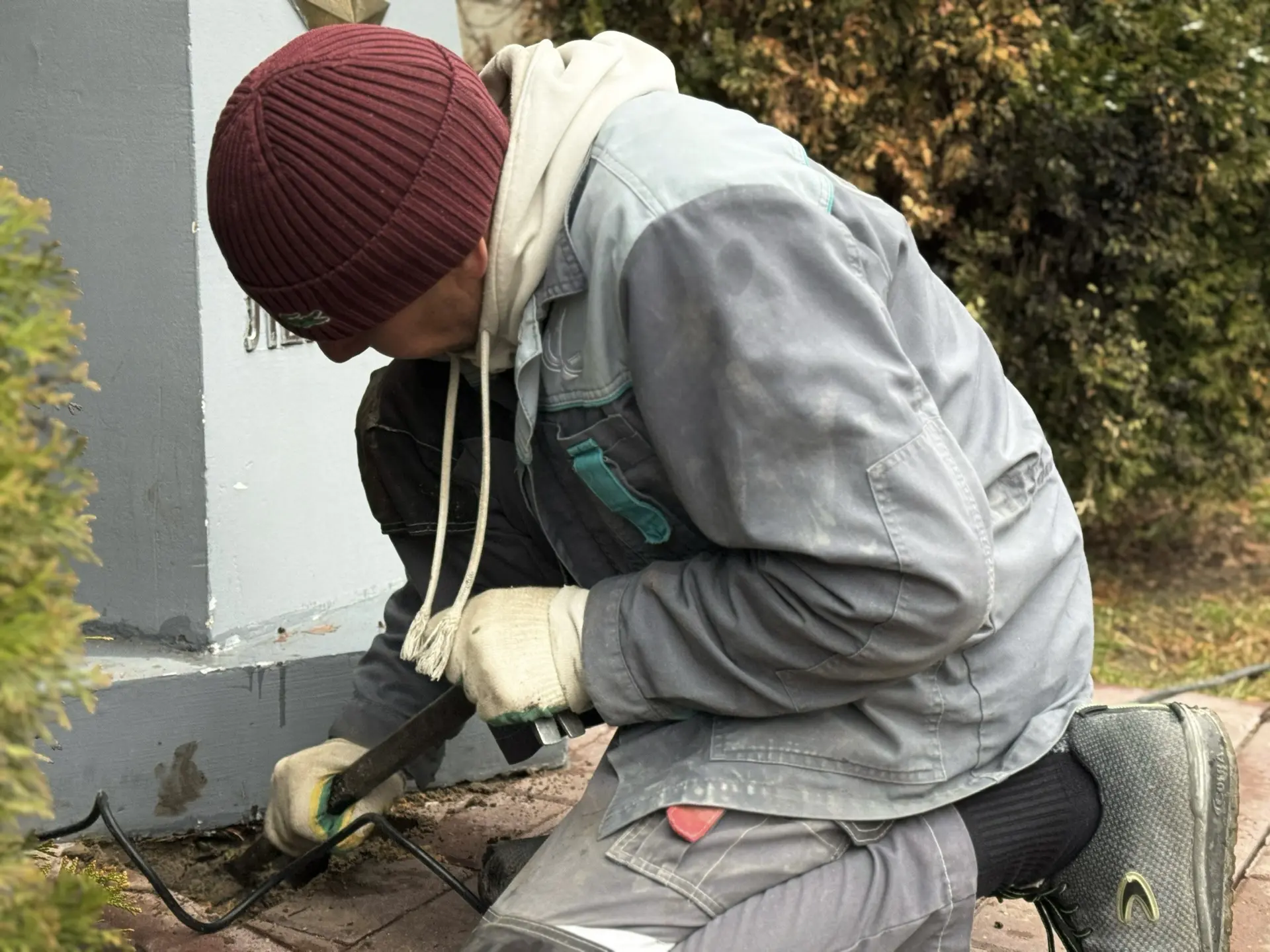 Приступили к важному этапу обновления в сквере Памяти Героев – демонтажу стел городов-героев и город