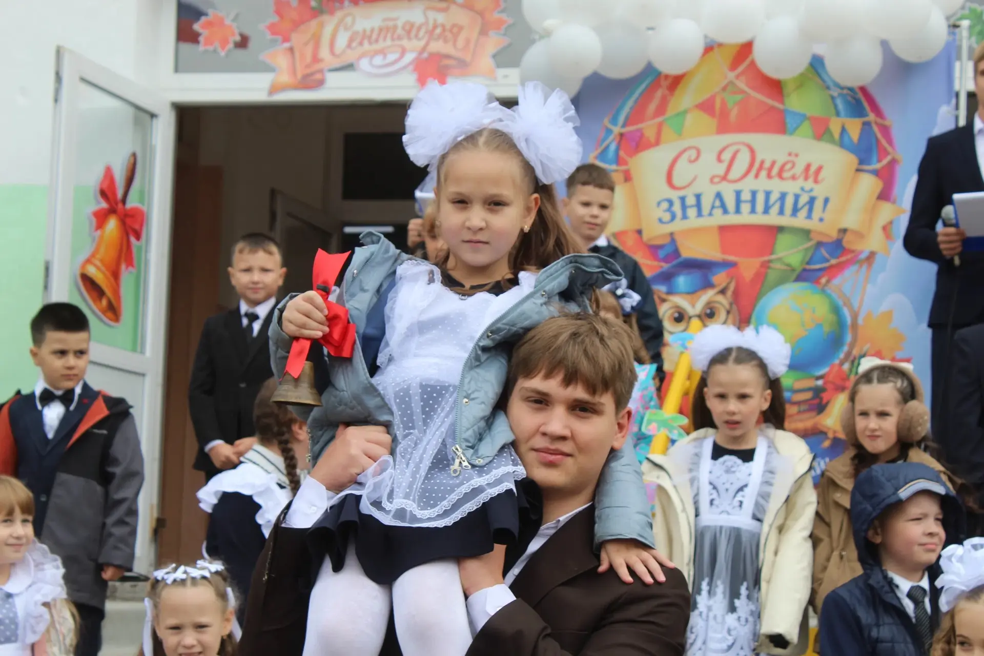 Прошла первая школьная неделя. Ученики повторяли пройденное и немного грустили об ушедш...