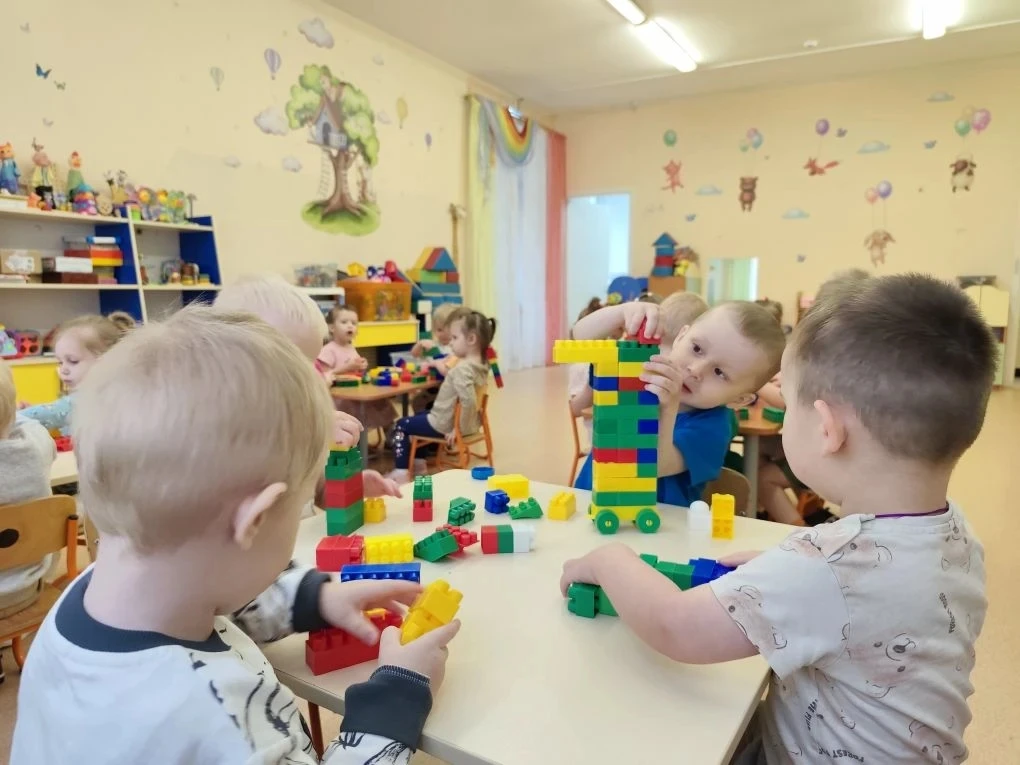 Игры с конструктором - это не только очень весело, но и огромная польза для развития:ребята тренирую