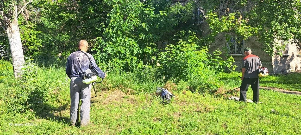 Сегодня Управой Пролетарского внутригородского района ведётся покос травы вдоль дороги по ул. Робесп