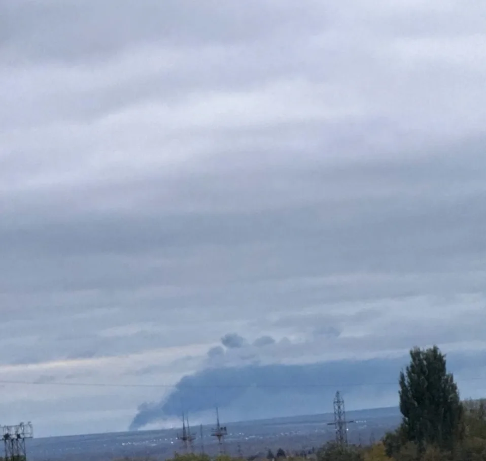 ‼️В Самаре после взрывов начался пожар, сообщают местные жители. Ранее в регионе была о...