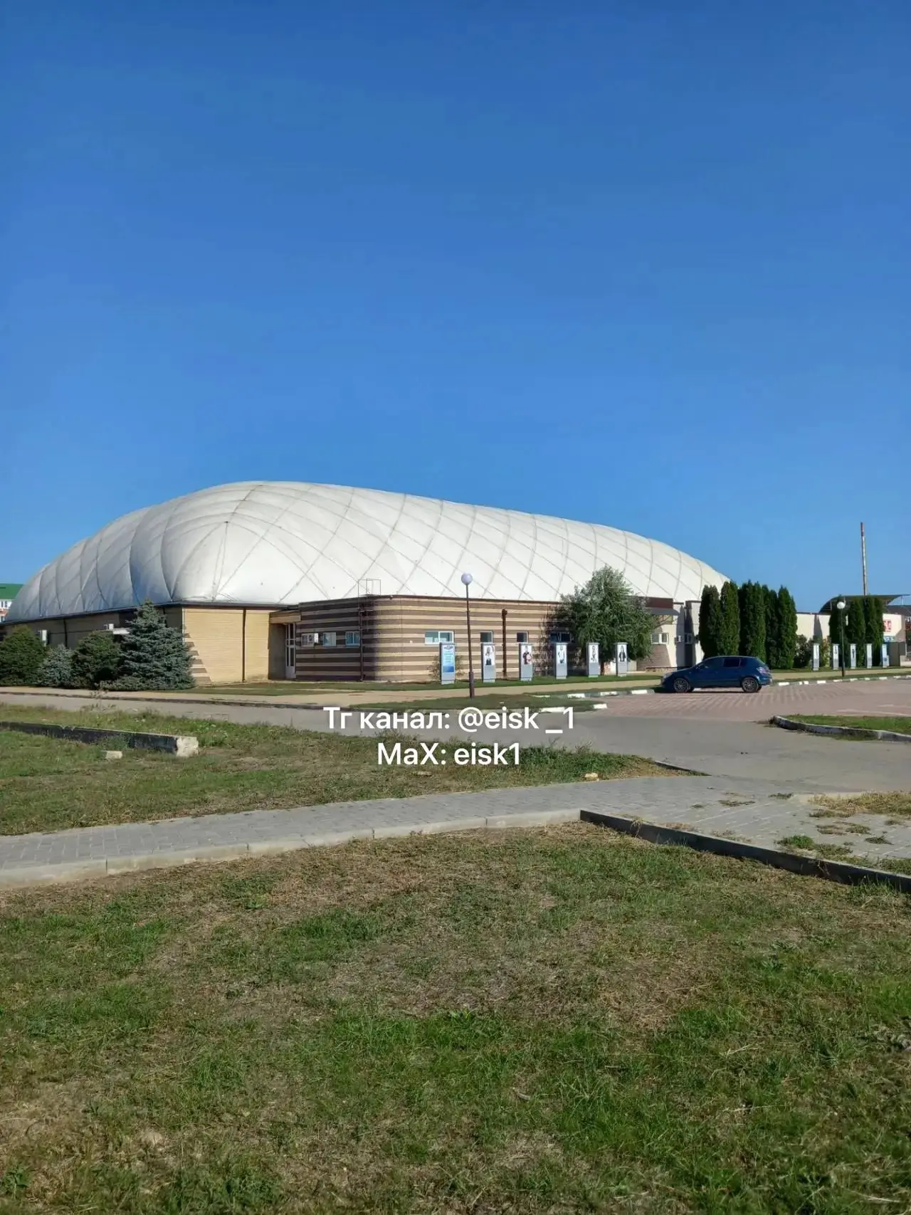 Интересно, кто додумался рядом со спортивным комплексом установить эту табличку, где хо...