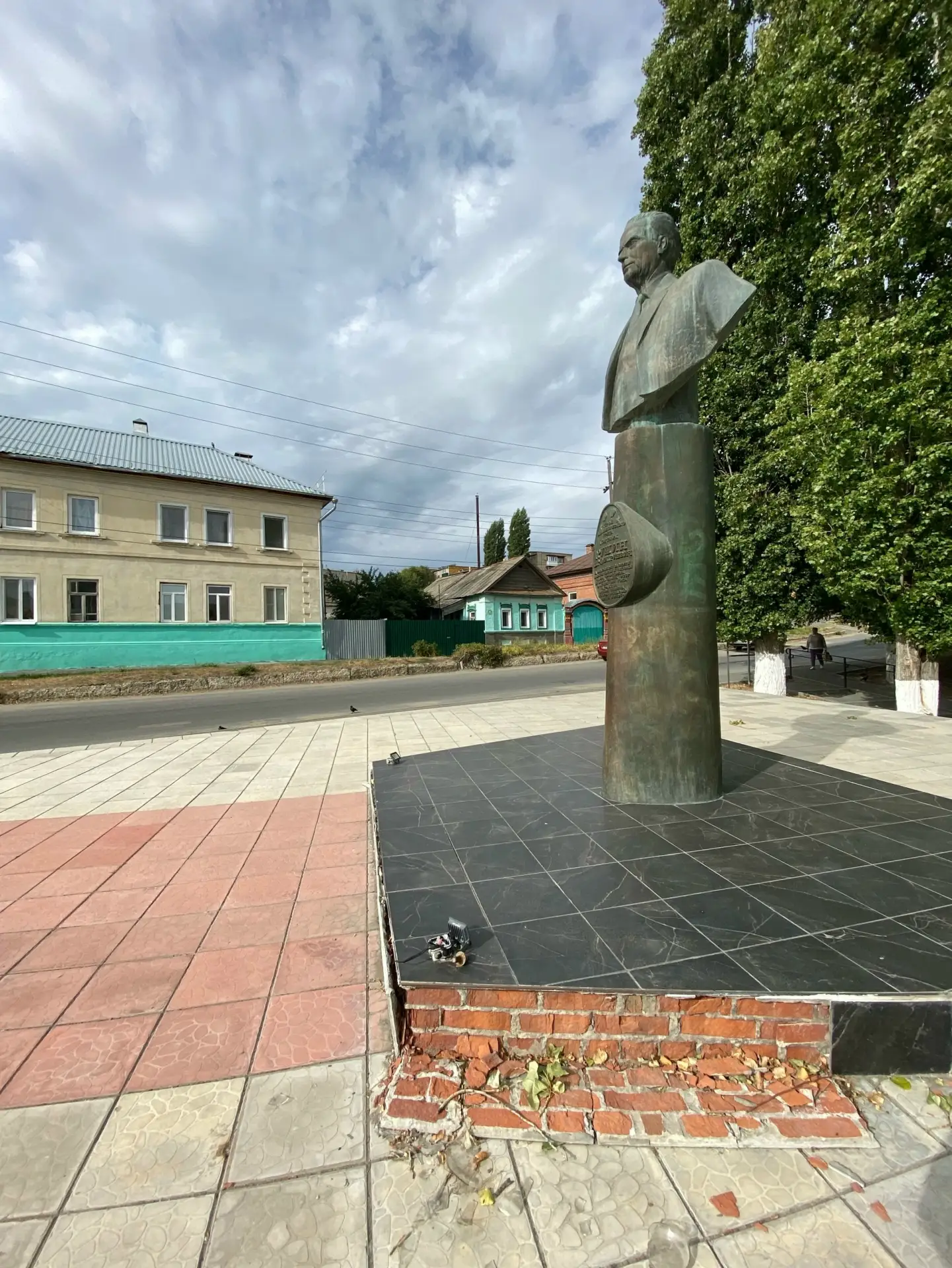 Халтура вместо благоустройства памятника знатного земляка ! Кто нахалтурил - тоже извес...