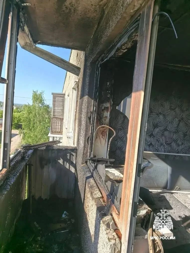 В Алатыре сотрудники пожарной службы спасли троих жильцов во время возгорания в многоквартирном доме