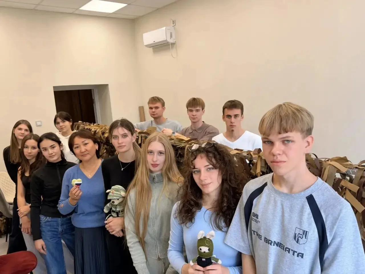 🍁 2 октября студенты 1 курса стоматологического факультета ДВГМУ плели маскировочные с...
