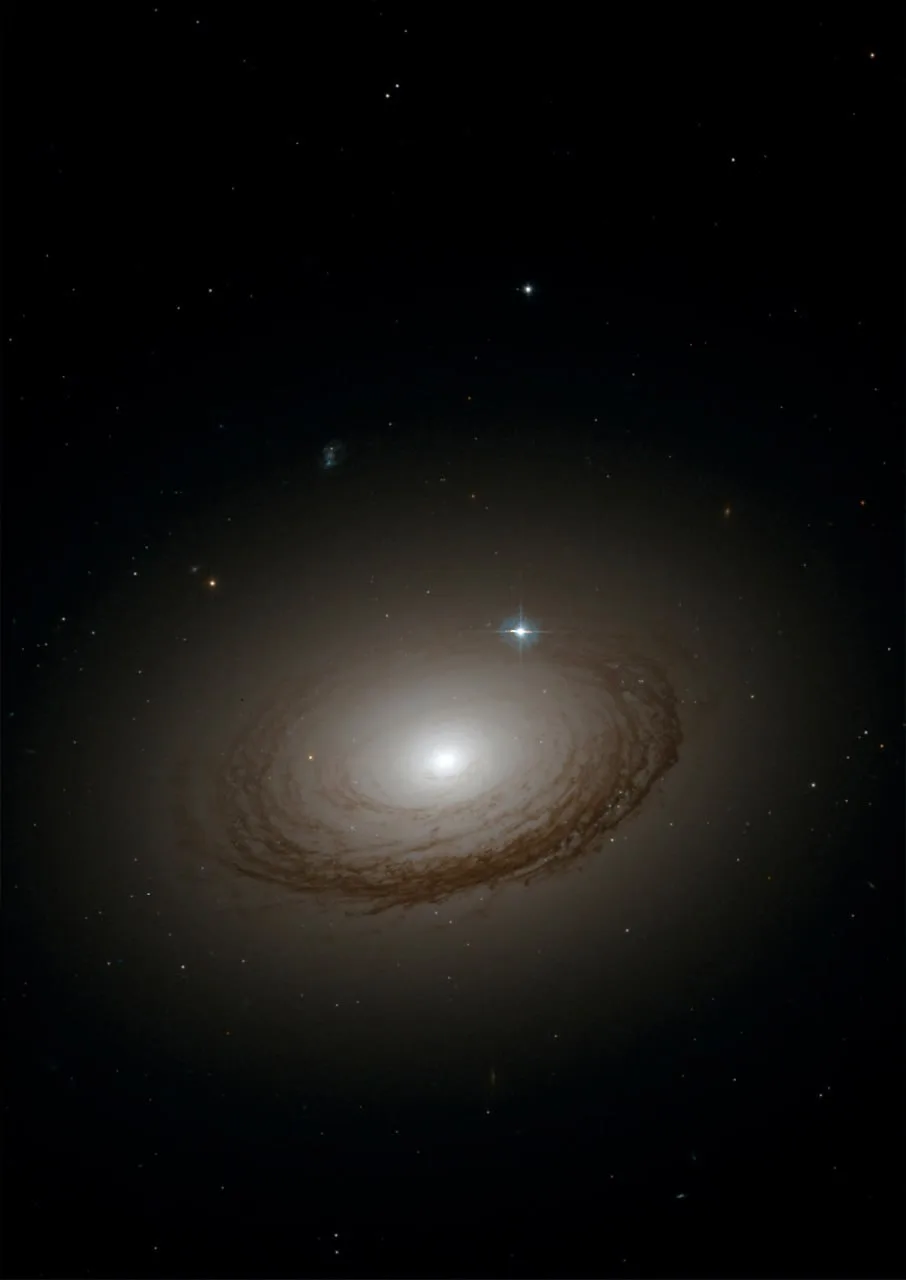 Красивая линзовидная галактика NGC 7049, проживающая в 100 миллионах световых лет от на...