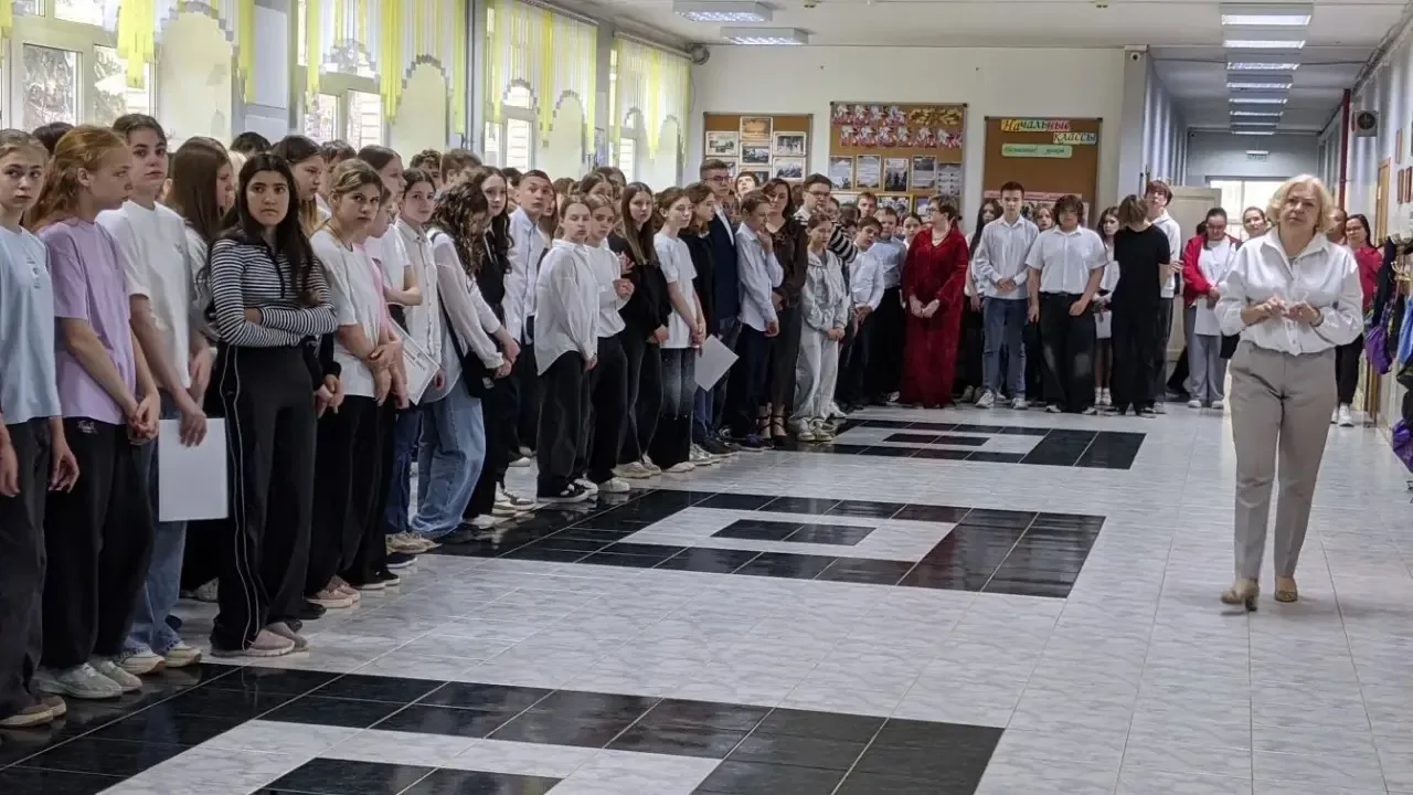Две линейки, одни ценности: гордость за нашу школу!  В нашей школе прошли традиционные торжественные
