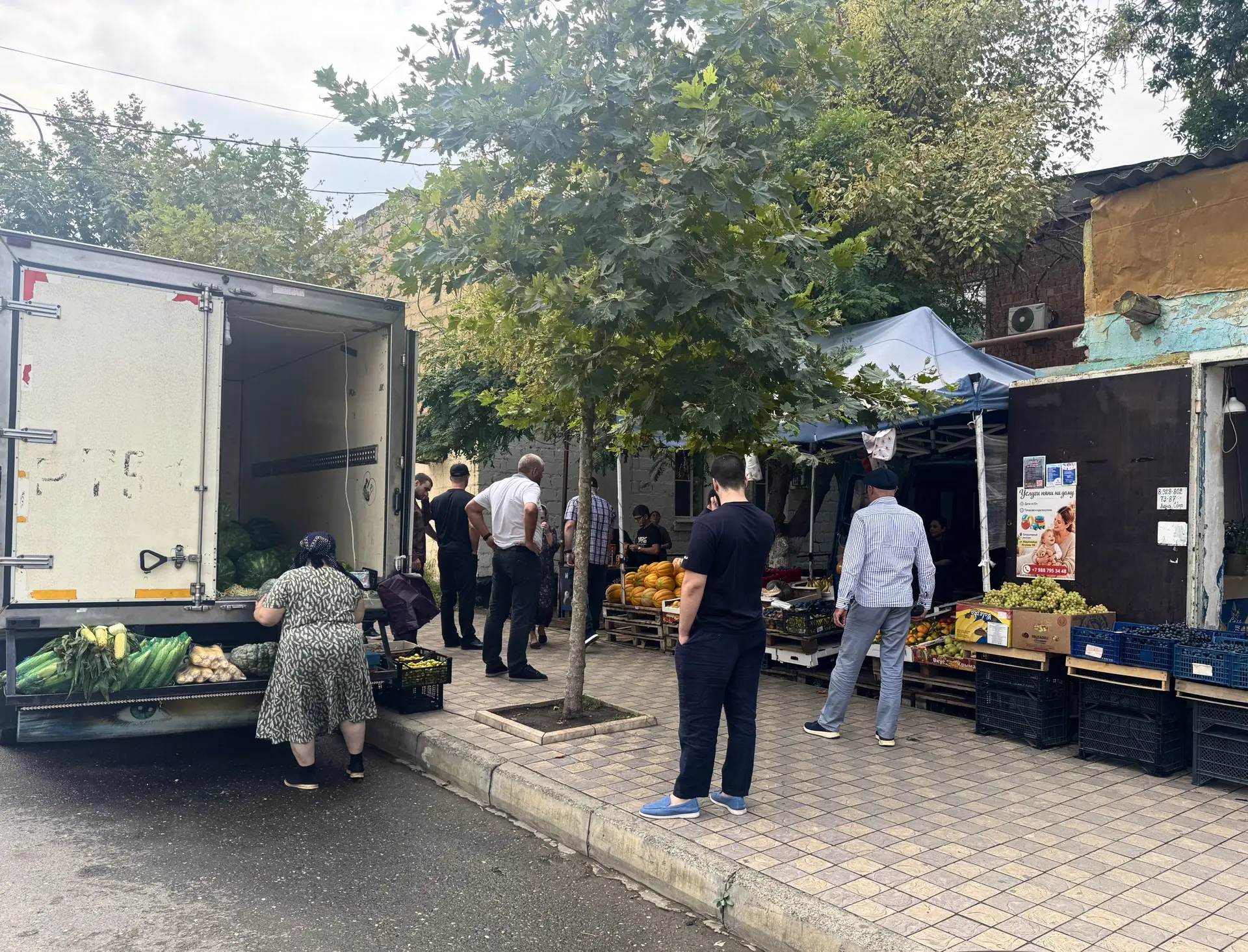 Тротуары — для пешеходов, а не для торговли! 🛑