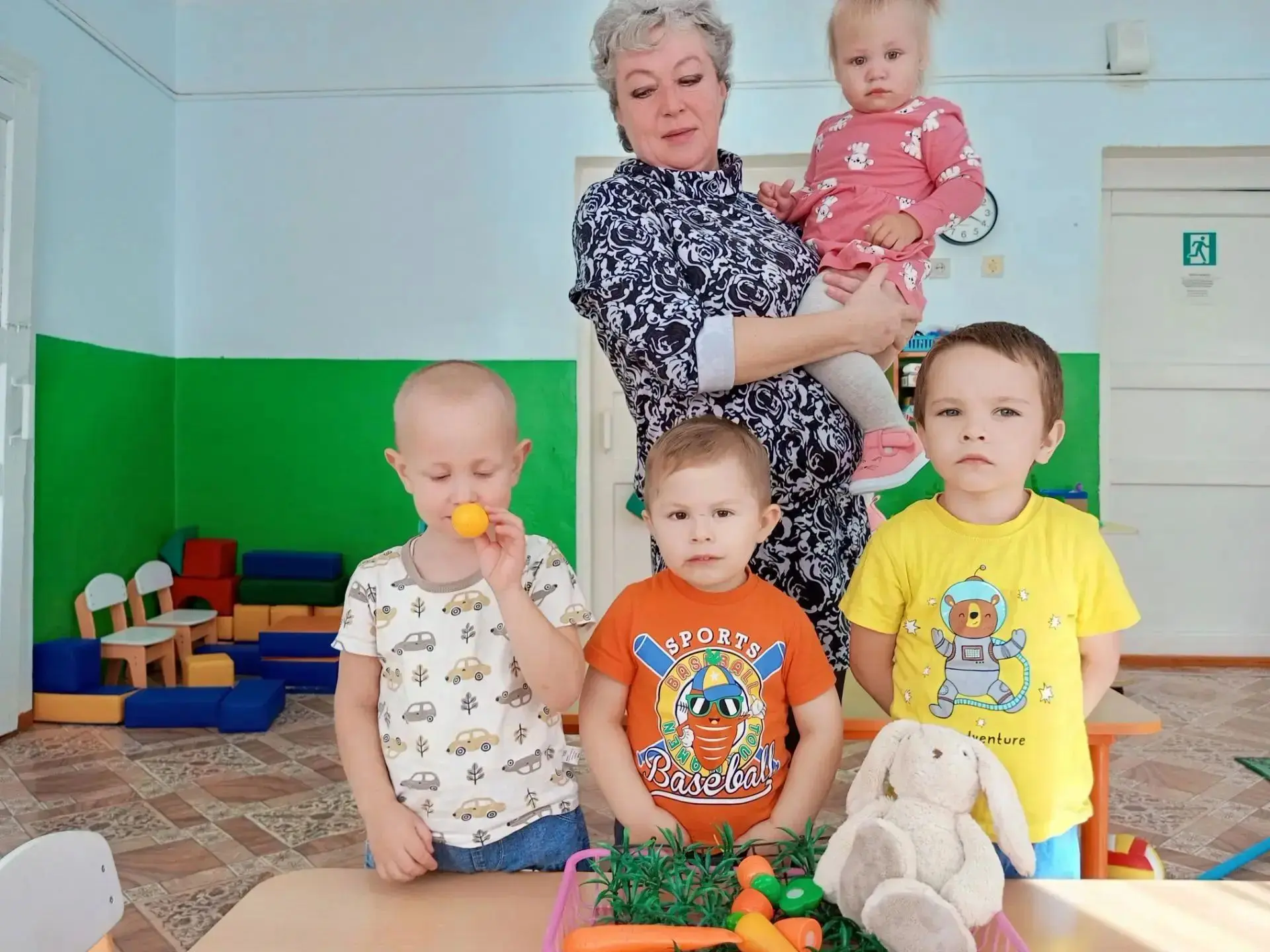 «Сегодня в нашей маленькой группе прошло увлекательное занятие „Дорожка для зайчика“! Р...