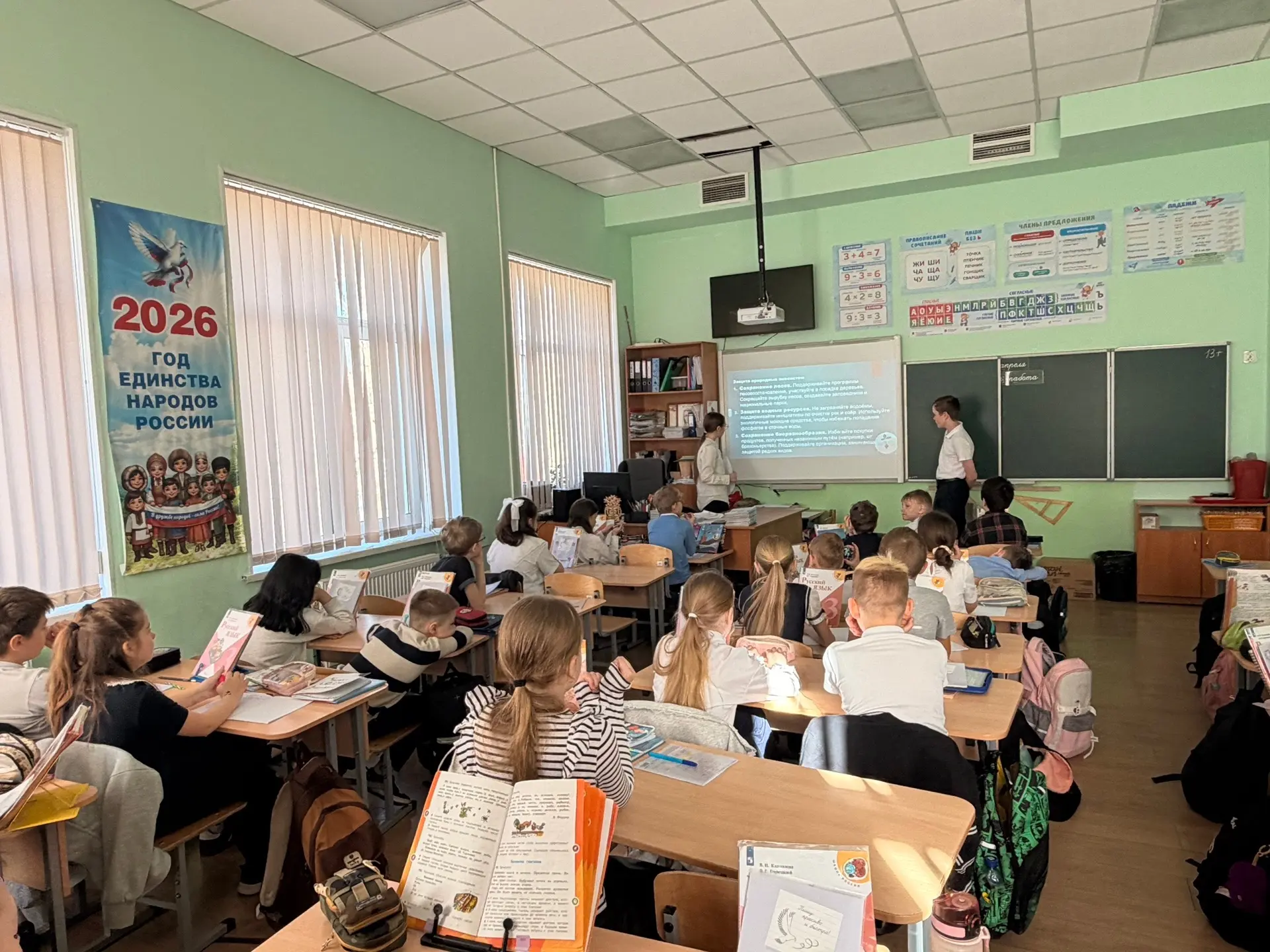 🌍 День Земли в нашей школе прошёл супер-активно!  Старшеклассники провели для младших классов настоя