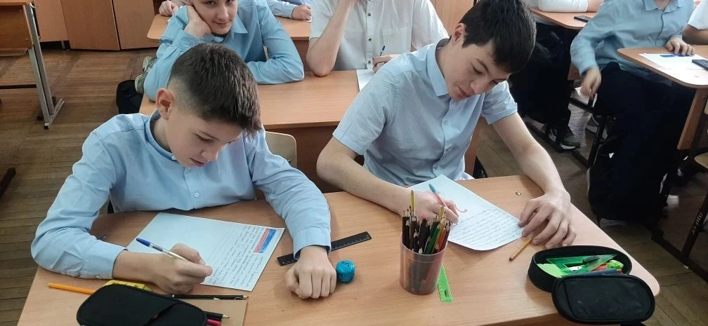 Сегодня мои ребята из разных классов приняли участие в акции "Письмо солдату" ✉️✉️✉️  Мальчишки и де