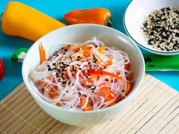 🥗 Салат из фунчозы с болгарским перцем