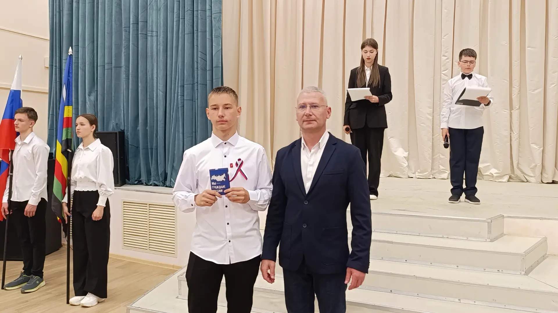 🇷🇺 Сегодня, накануне Дня России,  принял участие в торжественной церемонии вручения паспортов граж