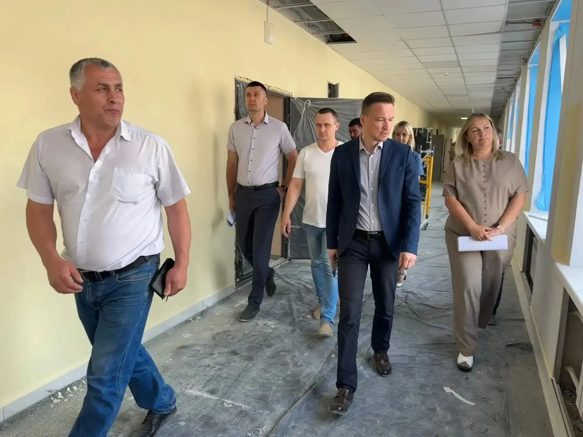 ⚡ Министр образования проверил ход ремонта в школах и детских садах Великих Лук