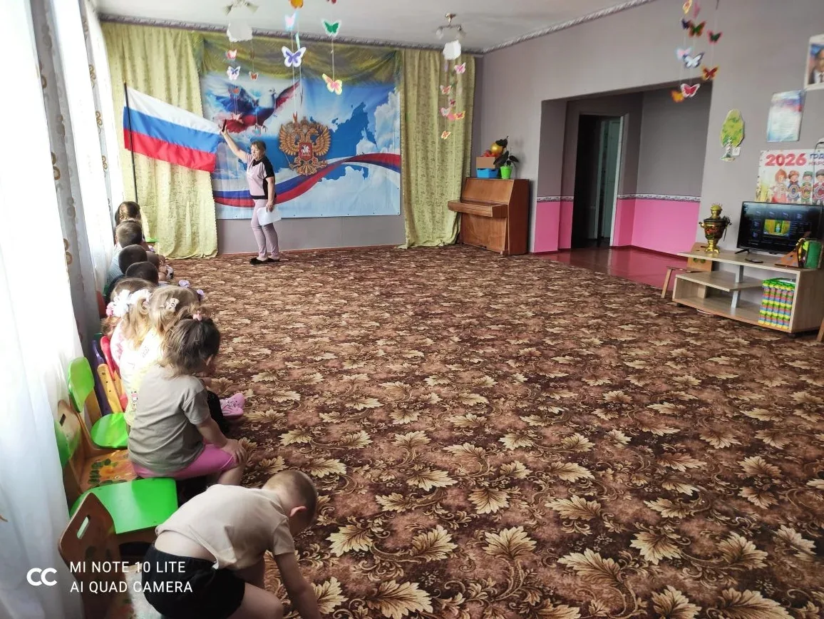 Сегодня в нашем детском саду состоялся праздничный досуг, приуроченный празднованию Дня России. Этим