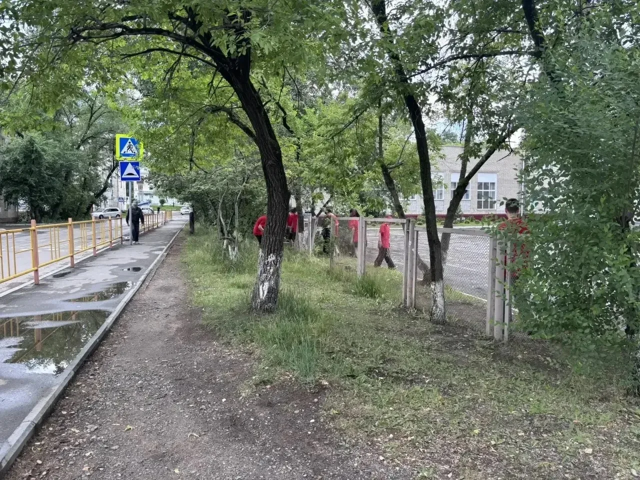 Сегодня наш трудовой отряд провел масштабную работу по благоустройству пришкольной территории. Ребят