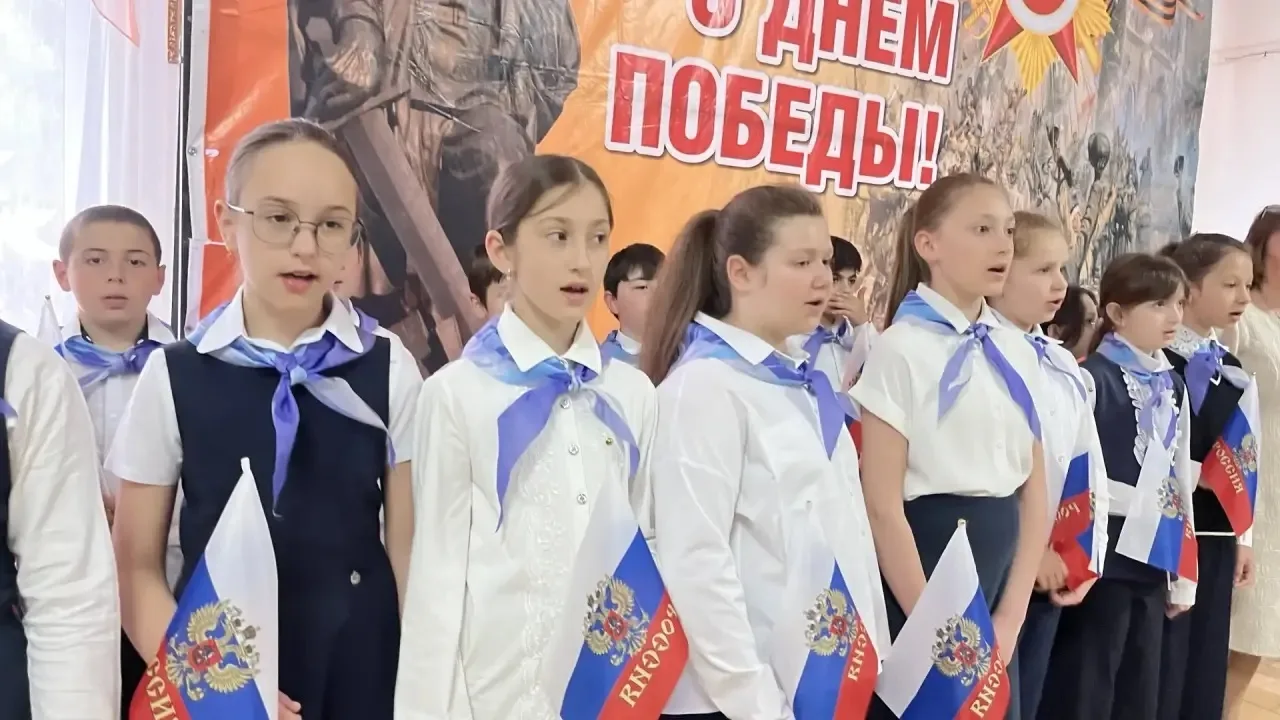 🇷🇺 Наша новая учебная неделя, как и полагается, началась с торжественной линейки. Поднятие флага и Г