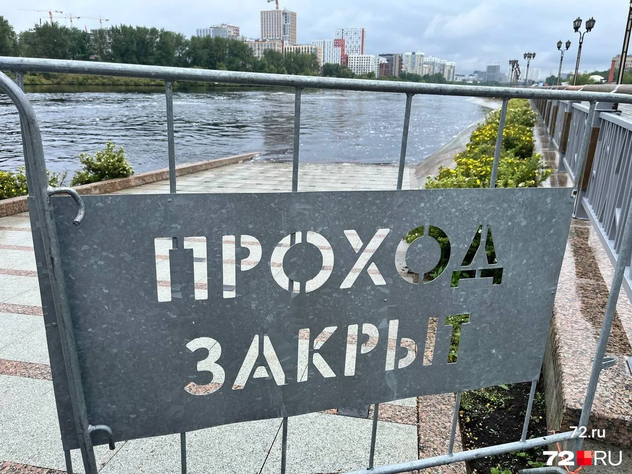 В Тюмени продолжается закрытие набережной из-за паводка и неприятного запаха от реки Туры.