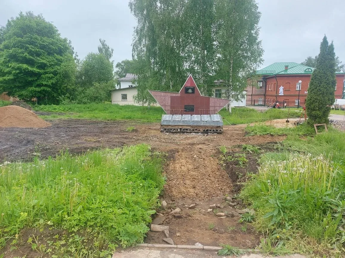 В сквере Ветеранов продолжается второй этап благоустройства территории. На данный момен...