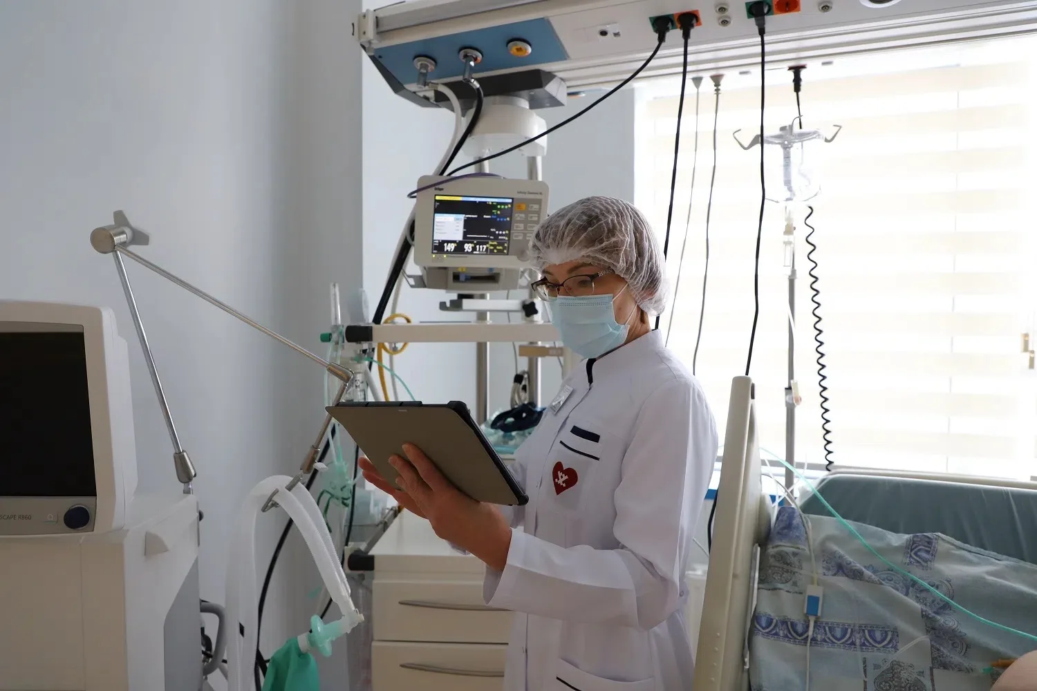 Уважаемые врачи, фельдшеры, медсёстры, лаборанты и все работники системы здравоохранени...