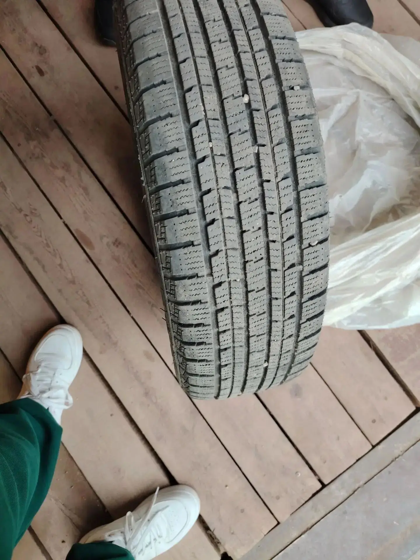 Продам зимнюю резину185/65 15 комплект   89143941813