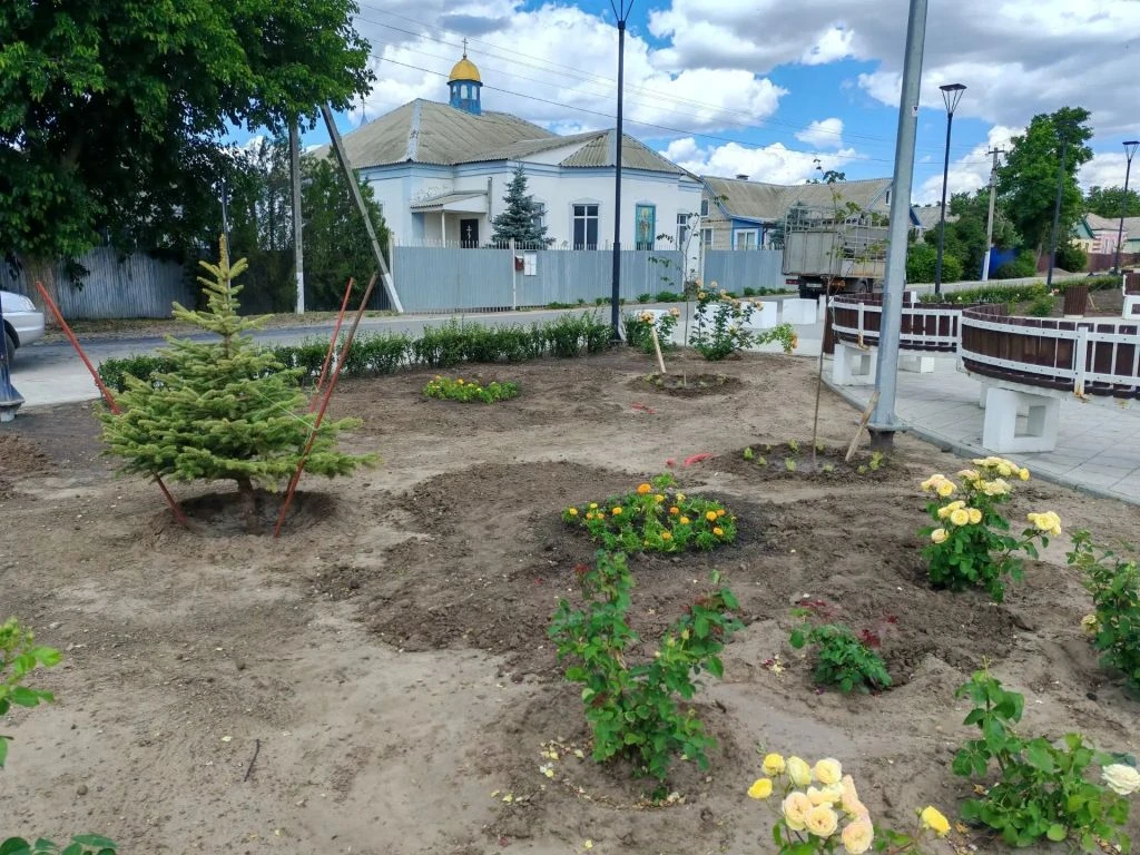 🌸🌼🌺 Центральную площадь Старой Станицы украсили новые цветники