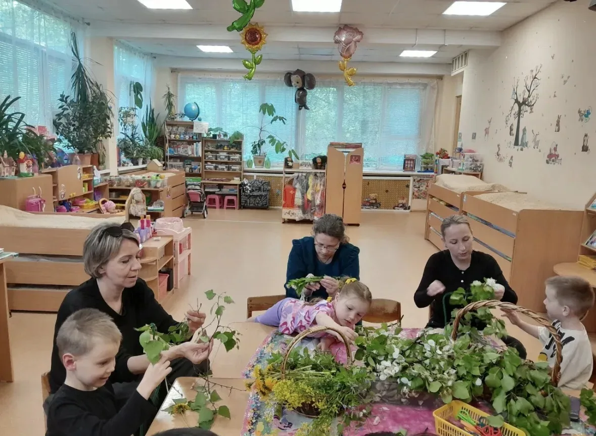 В группе «Смешарики» прошел мастер-класс по плетению венка. Мастер-класс был направлен ...