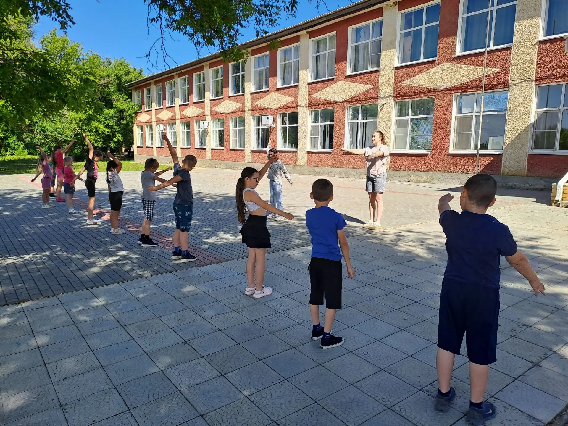 16-июня -11 день в оздоровительном лагере «Солнышко»☀️
С утра была зарядка 🏃‍♂️, а после — вкусный 