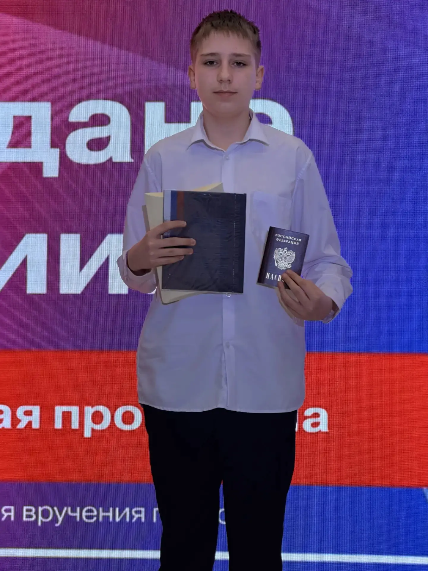 🇷🇺 Снова вручаем паспорта — новый шаг во взрослую жизнь!  В эту пятницу в нашей школе вновь царила п