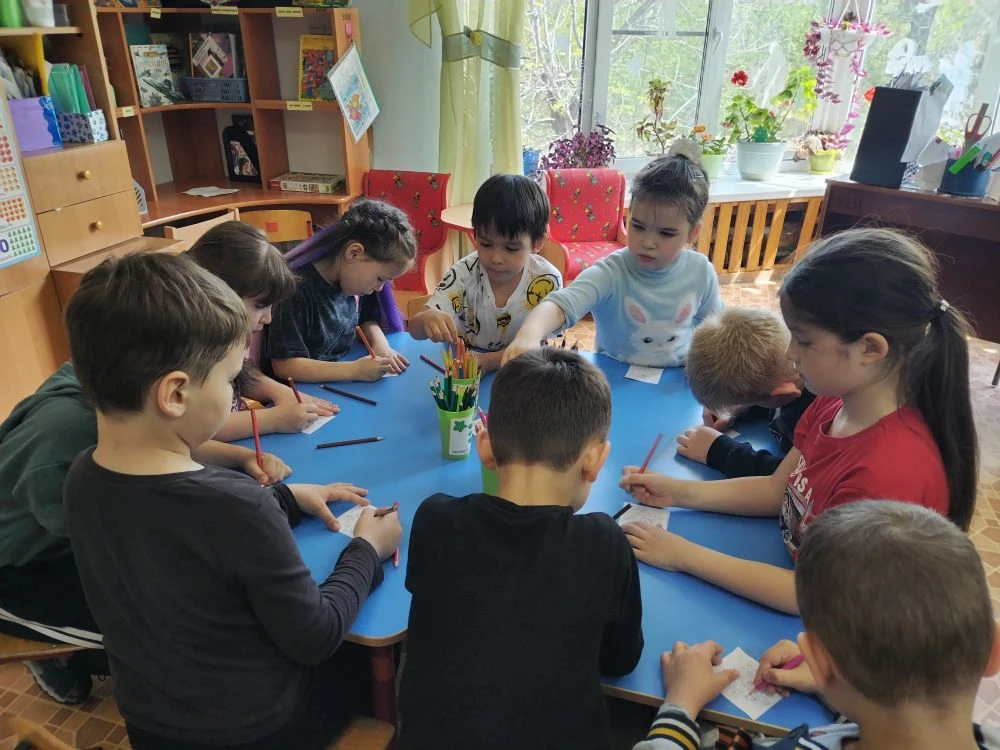 🌟 Привет, друзья! 🌟

Сегодня в "Родничке" мы сделали уникальные брелки своими руками! 🎨✨ Это было