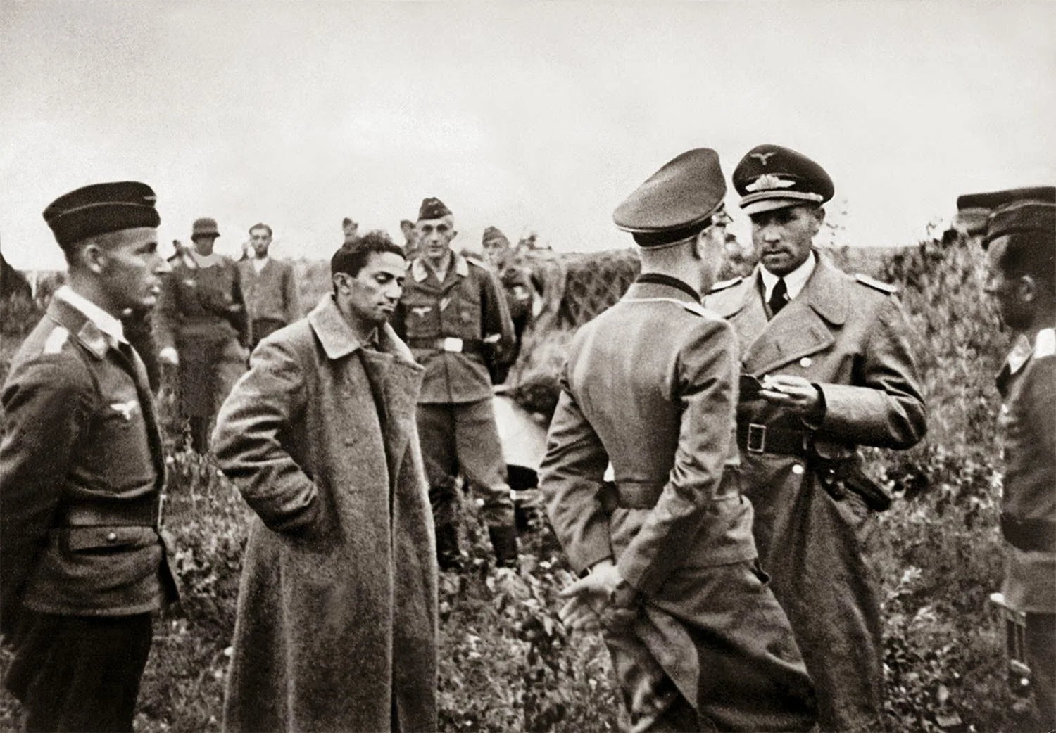 🔥На фотографиях изображен сын Сталина Яков Джугашвили, захваченный немцами, 1941 год