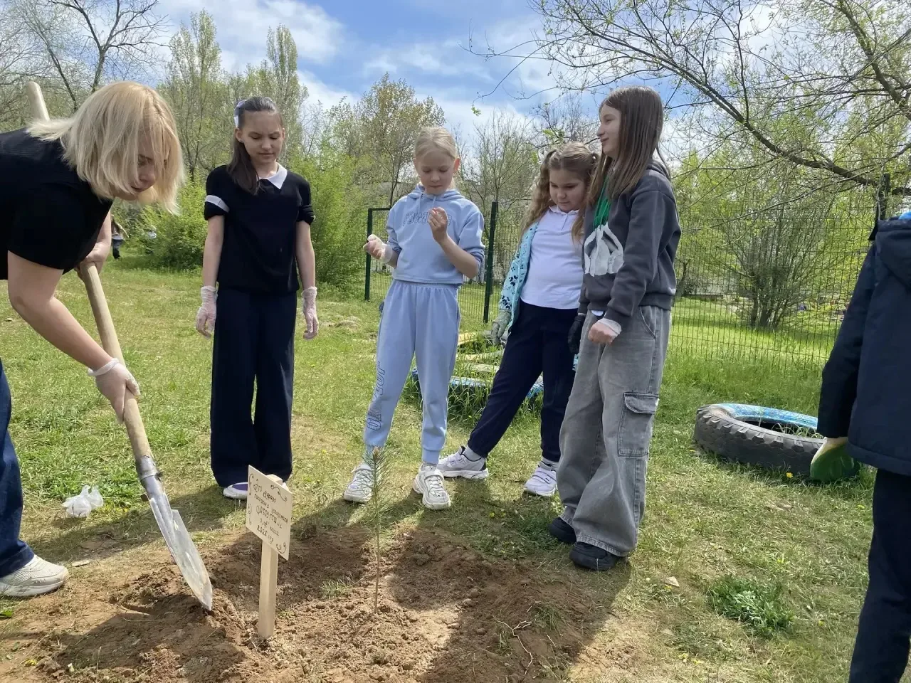 🌍🕊️ Мир, труд, май!  ☀️ В эти тёплые майские дни ученики 3А класса вместе с классным руководителем У