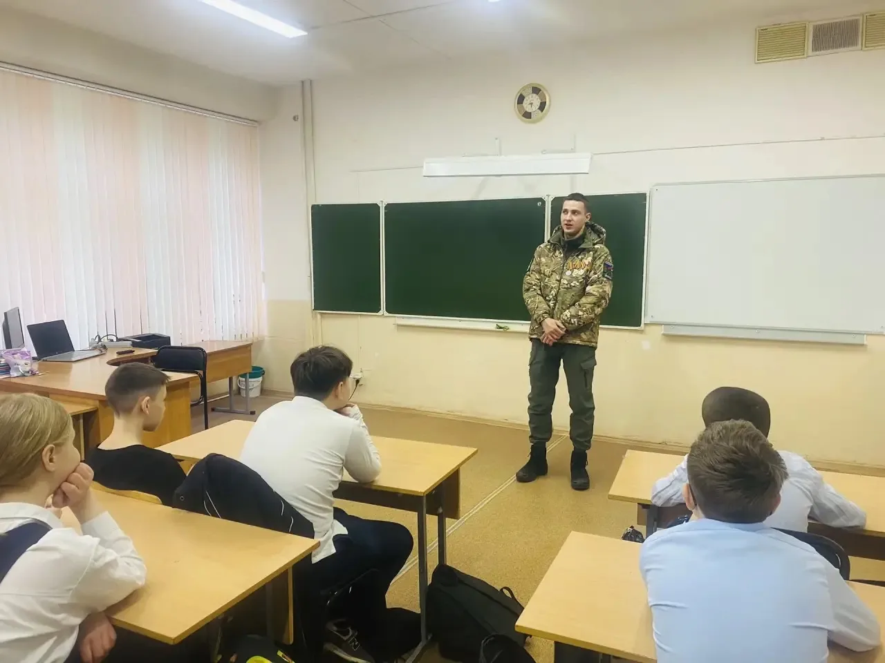 У учеников 6В и 7А классов прошла встреча с участником СВО Маркеловым Никитой Сергеевичем.Никита Сер