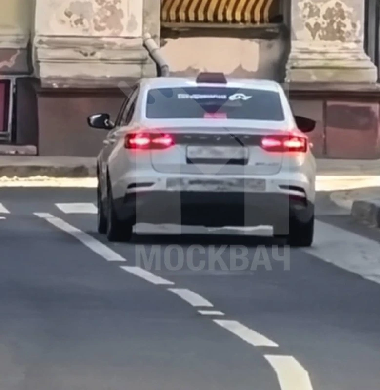 🤬 Таксист наехал на ногу москвичке и больше минуты отказывался отъезжать — по словам п...